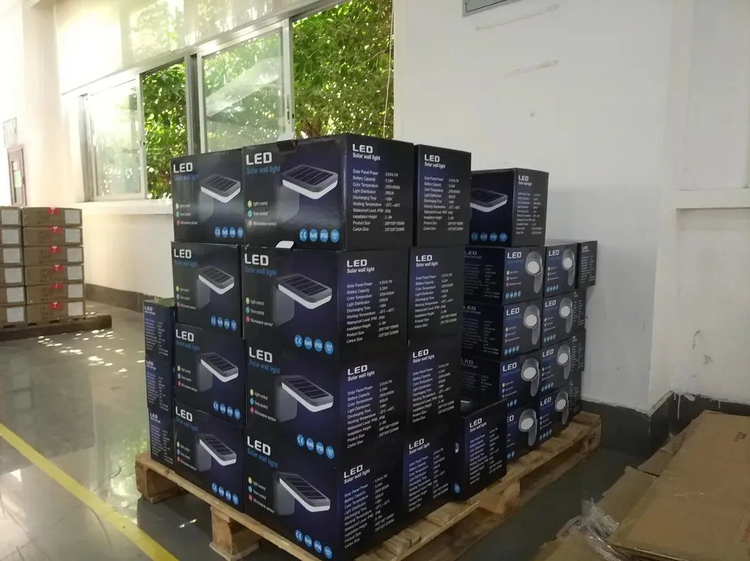 LED Solar Wandlamp Modern Nieuw Slim Eenvoudig Lithium Batterij Monokristallijn Zwart Zonne-energie IP66 Waterdicht Gegoten 5